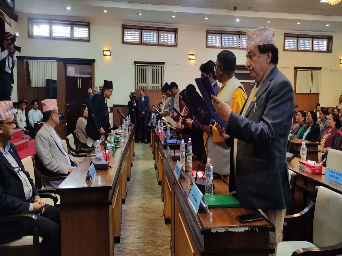 संसदीय समितिका सभापतिहरूले लिए शपथ 